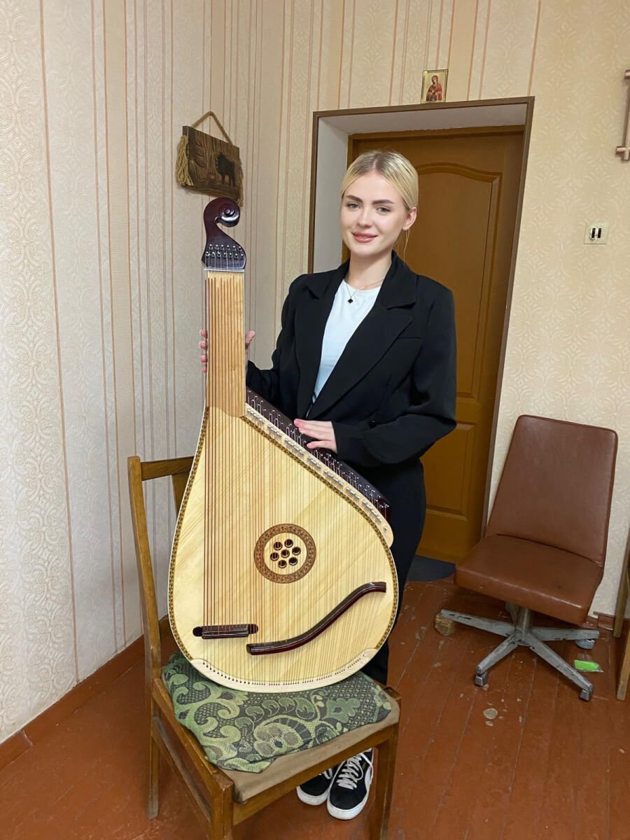 Ще одна бандура надійшла до Ніжинського фахового коледжу !
