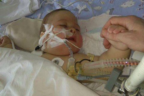 Маленький хлопчик хоче жити!