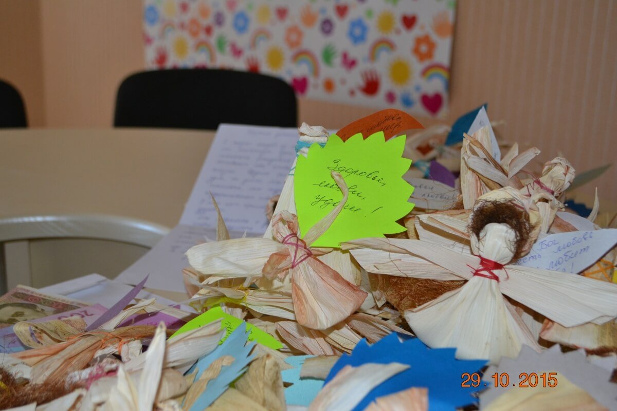 Дівчата з LLC Astelit TM Life :) дарують свою любов дітям!