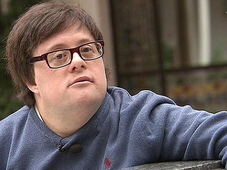 В Испании человек с синдромом Дауна сыграл главную роль в кино и ведет собственную телепередачу