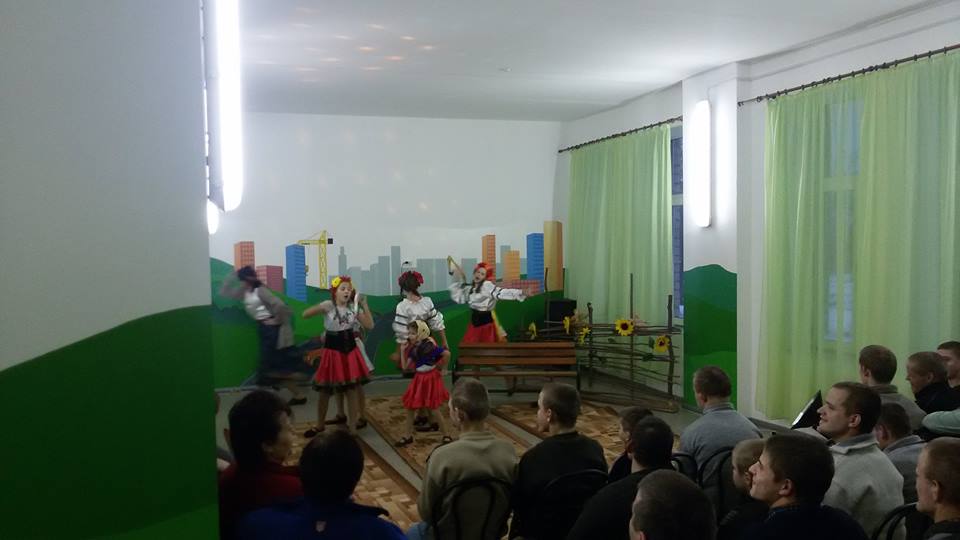 10 декабря - Спекталь "За двумя зайцами" в Комаровском ДД