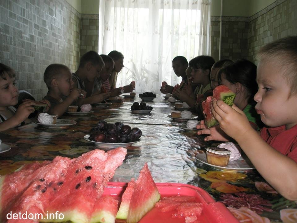 25 липня 2015 - Солодкий стіл у КЗ "Великобурлуцький районний центр соціально-психологічної реабілітації дітей" с. Вільхуватка, Харківська обл.