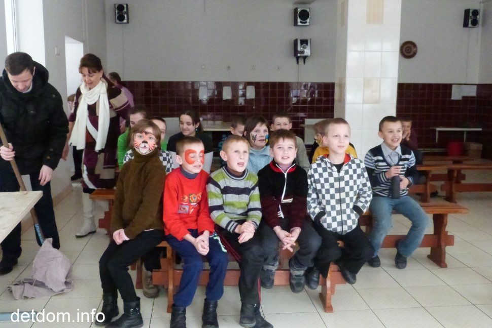 Хлопці чекають на старших друзів