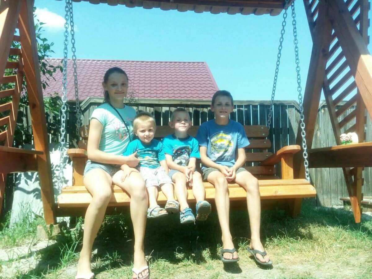 Мати покинула дітей напередодні першого вересня. Потрібна допомога.