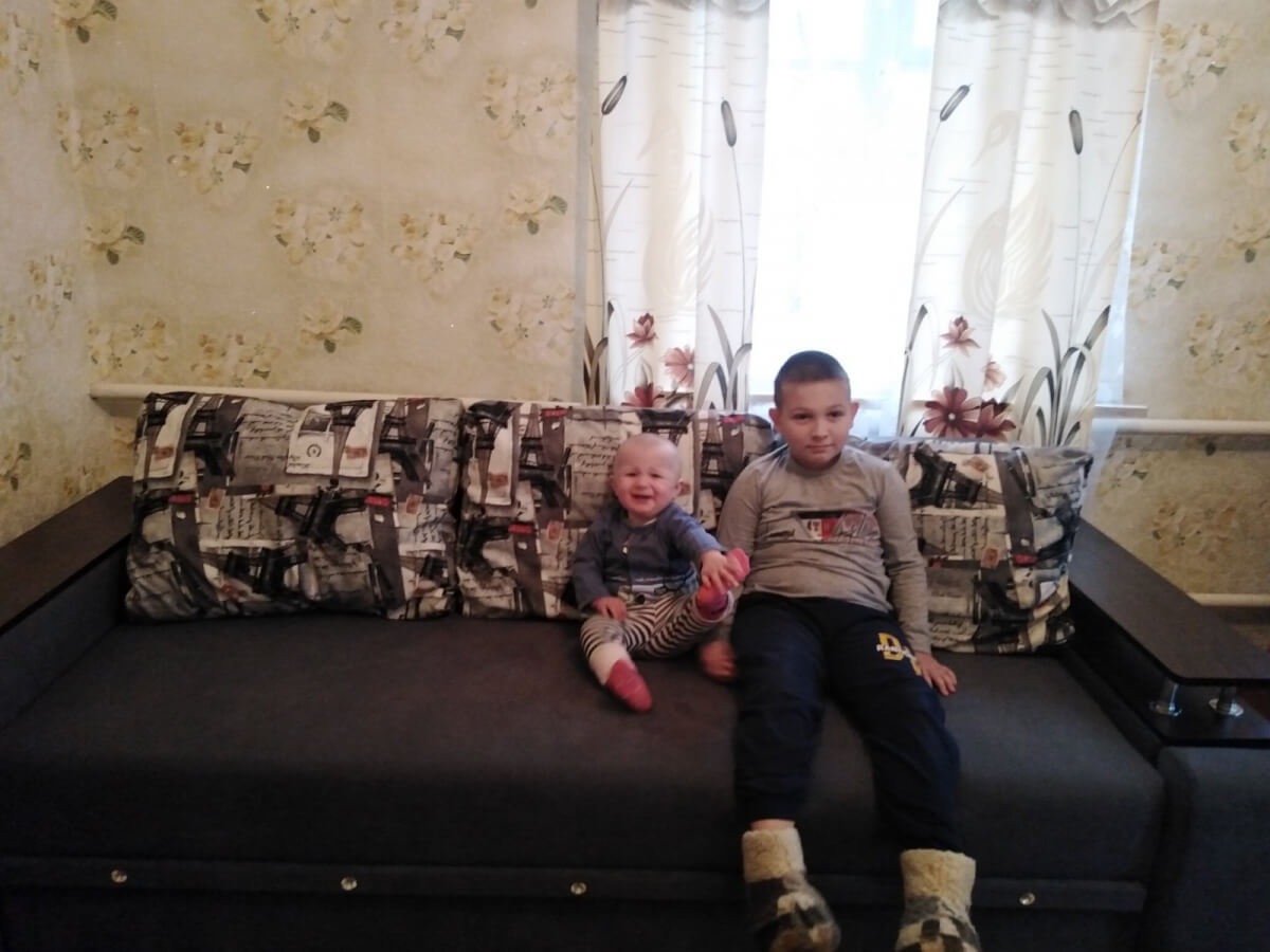 Перші меблі в новому будиночку