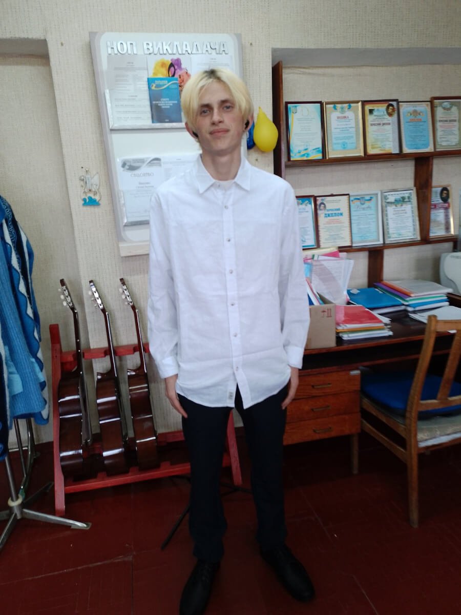 Одяг для офіційних заходів придбано (english version below)