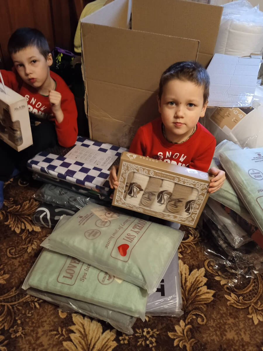 Родина переселенців отримала необхідні для побуту речі (english version below)