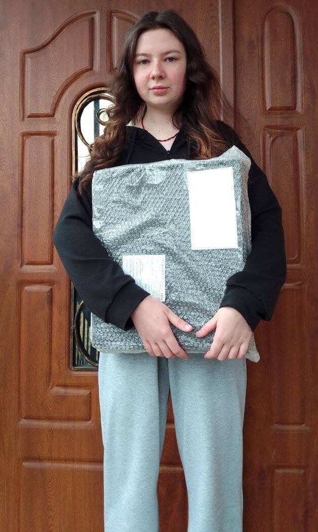 Компанія “Baker McKenzie” передала ноутбук учасниці проєкту “Освітній хаб”