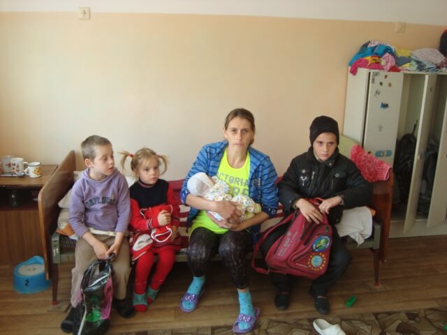 Діти багатодітної сім’ї Романюк за крок до дитячого будинку!