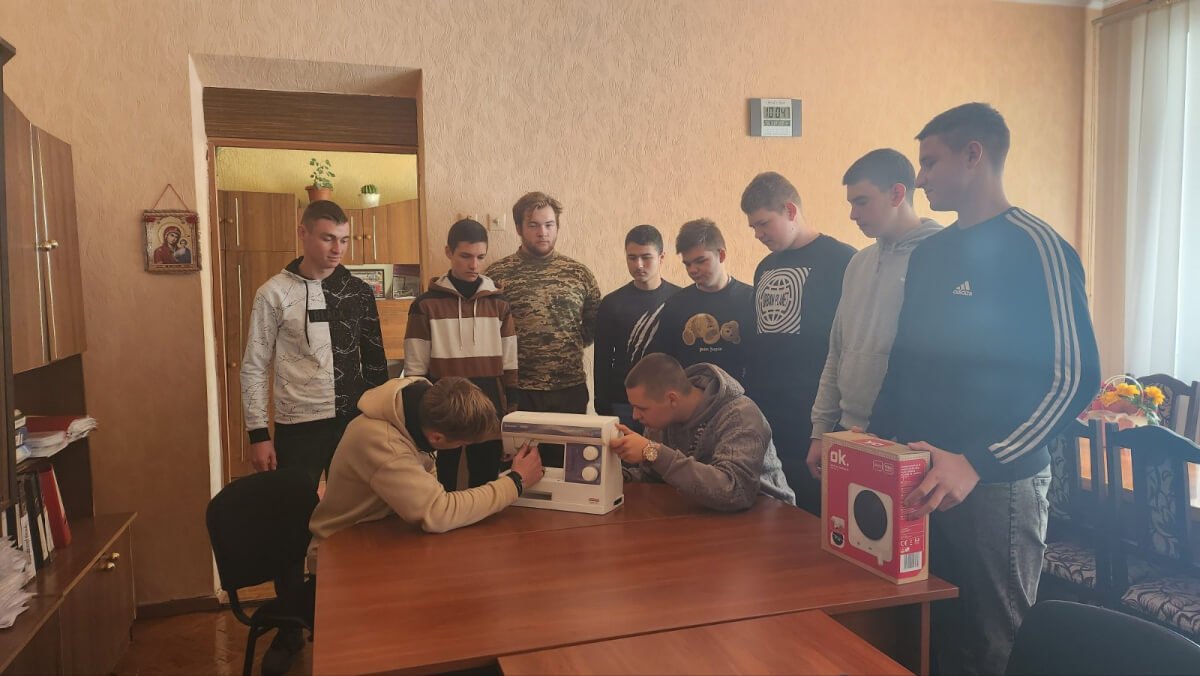 Швейна машинка для волонтерів коледжу (english version below)